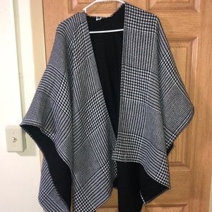 One size checkered Apt9 cape
